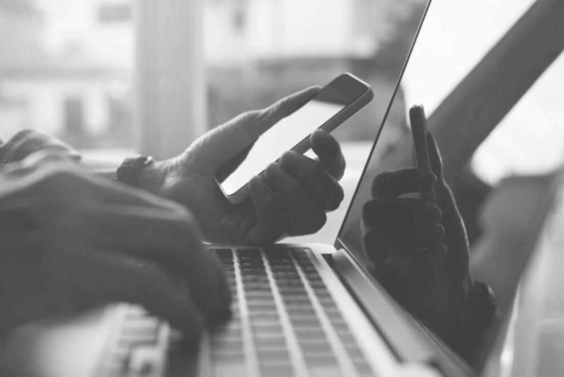 Profesionales analizando estrategias de comunicación financiera