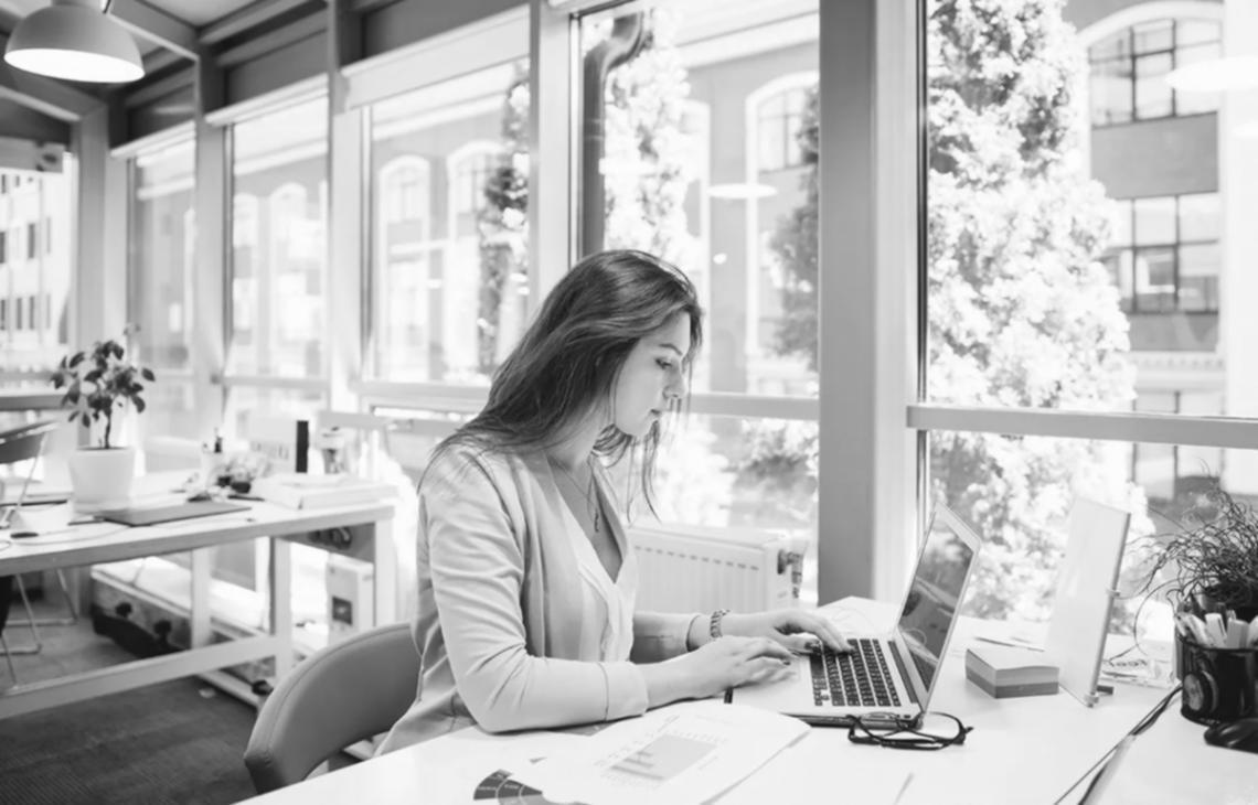 Profesional presentando análisis financiero en entorno corporativo